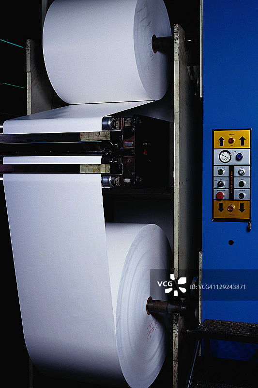 印刷机上的BUSIN030纸卷图片素材