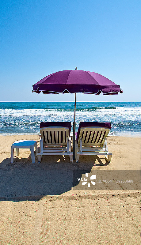 沙滩椅与遮阳伞图片素材