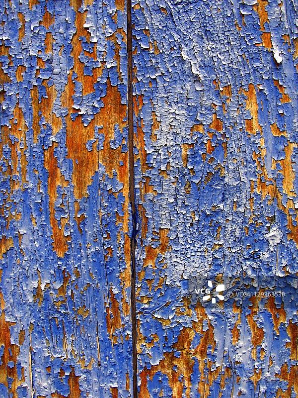 木制百叶窗上剥落的蓝色油漆图片素材
