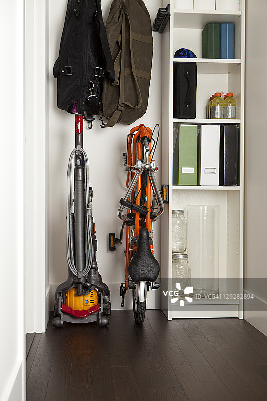 小壁橱里的折叠自行车图片素材