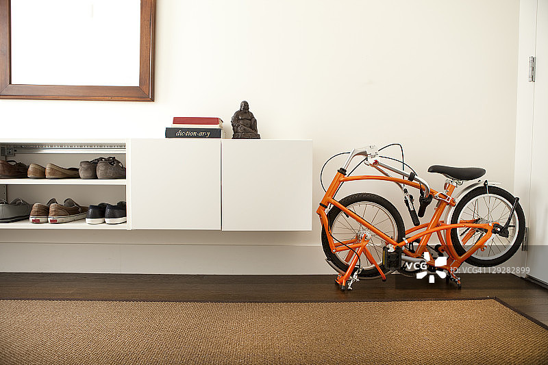 小公寓里的折叠自行车图片素材