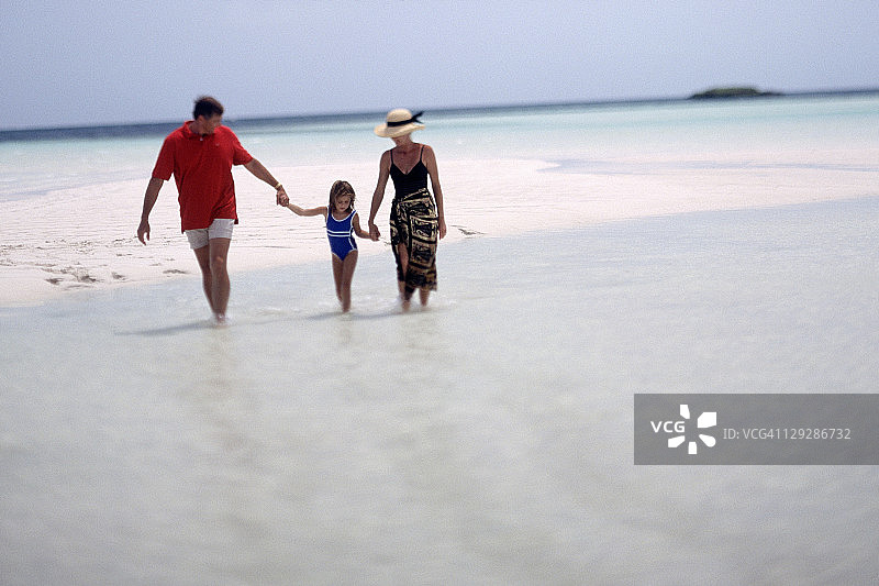 一家人站在阿巴科巴哈马群岛的海浪中图片素材