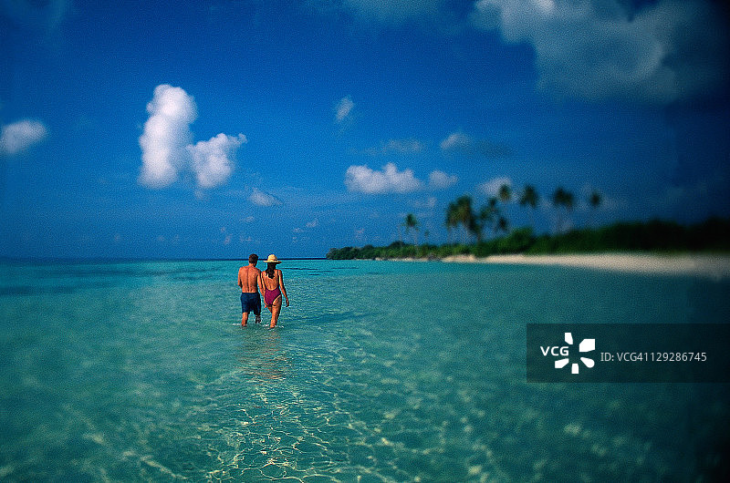 在马尔代夫费利杜环礁海滩上的情侣图片素材