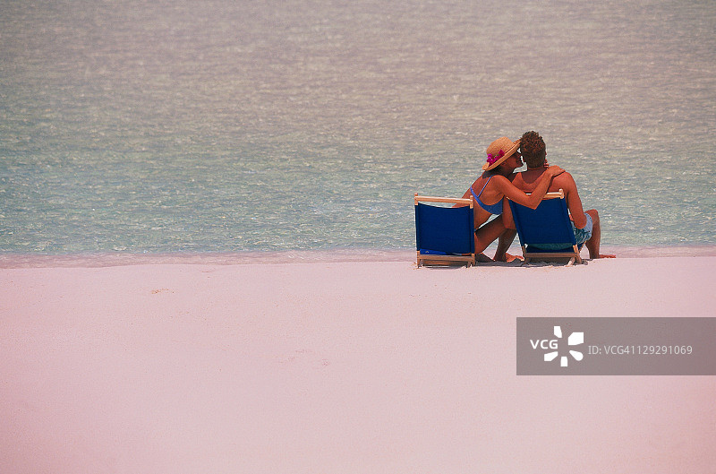 情侣坐在马尔代夫费利杜环礁的海滩上图片素材