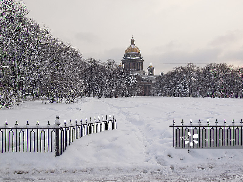俄罗斯圣彼得堡亚历山大公园和冬季的圣以撒大教堂图片素材