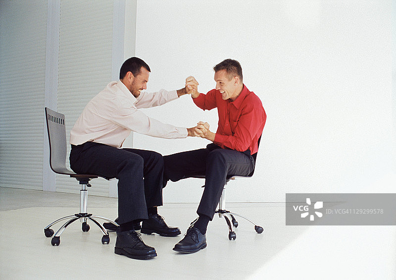 在办公椅上玩耍的商人图片素材