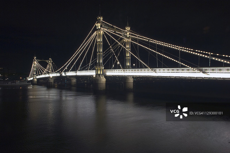 夜晚灯火通明的阿尔伯特桥图片素材