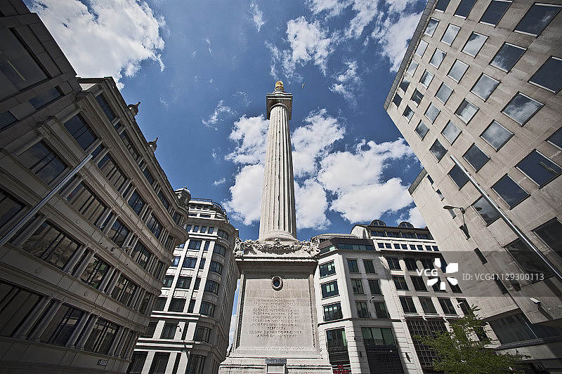 城市街道上的纪念碑，背景为蓝天图片素材