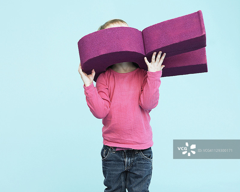 幼儿玩超大字母图片素材