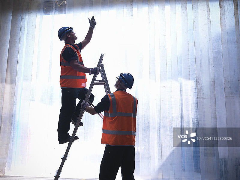 使用梯子的工人的轮廓图片素材