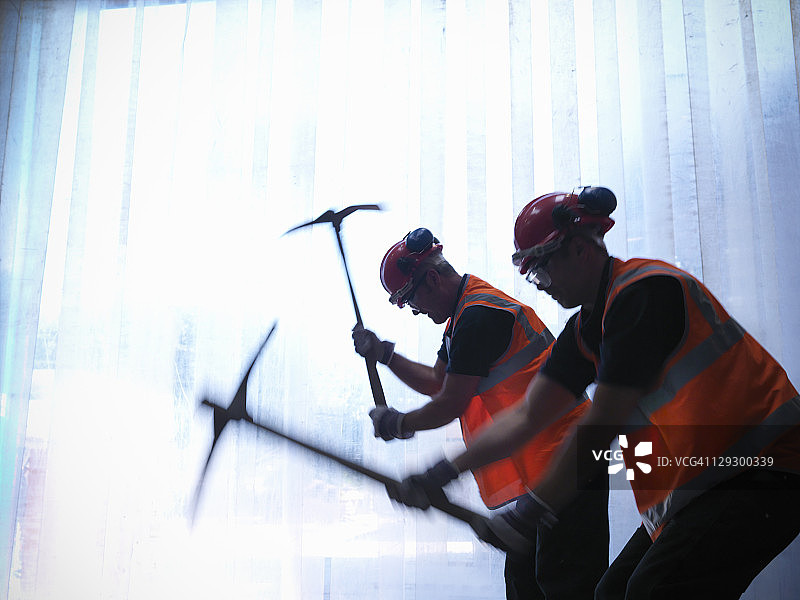 挥舞镐头的工人剪影图片素材