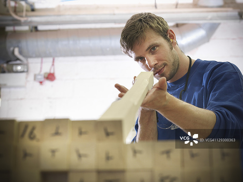 工人在细木工车间检查楼梯栏杆图片素材
