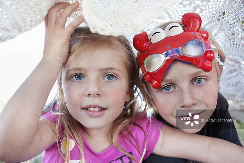 孩子们在毯子下玩耍图片素材