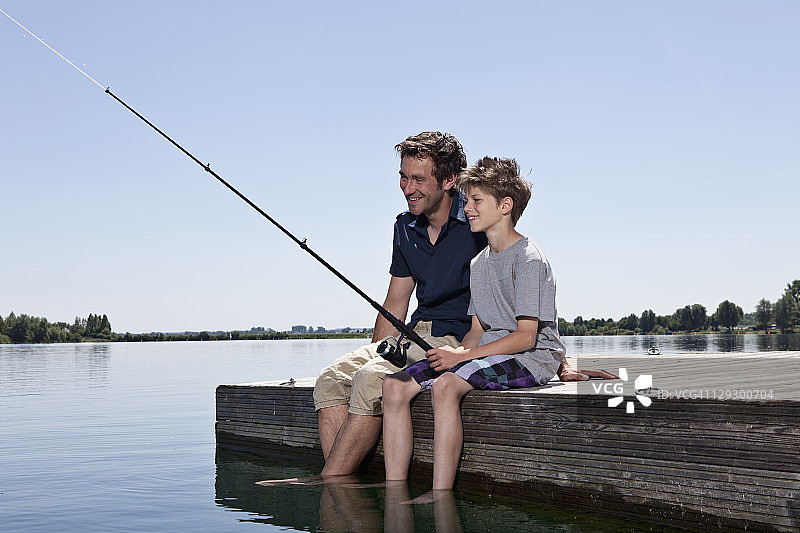 父子在码头一起钓鱼图片素材