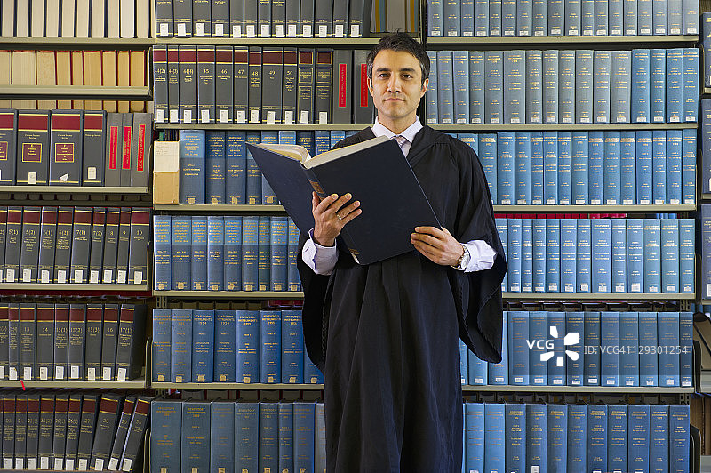 拉美裔男子在图书馆做研究图片素材