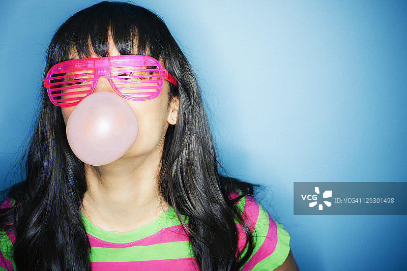 吹泡泡糖的混血女人图片素材