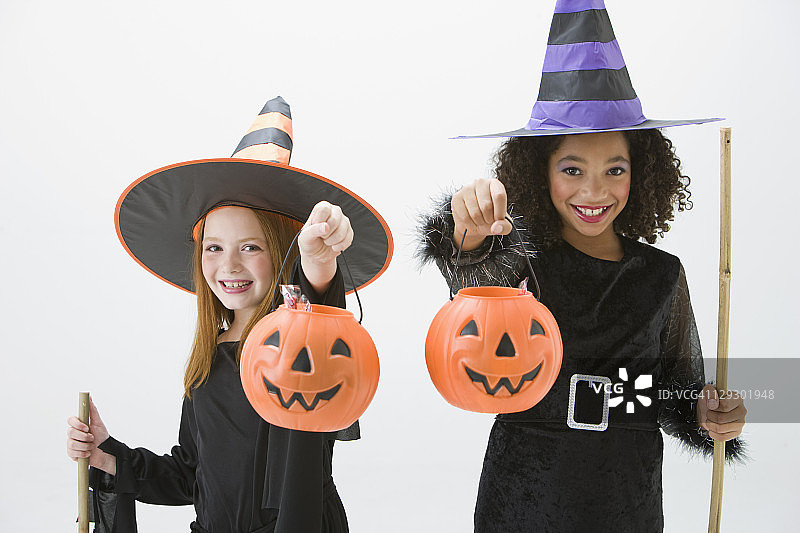 穿着女巫服装的女孩手提南瓜灯图片素材