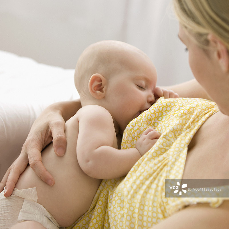 白人妈妈给男婴哺乳图片素材