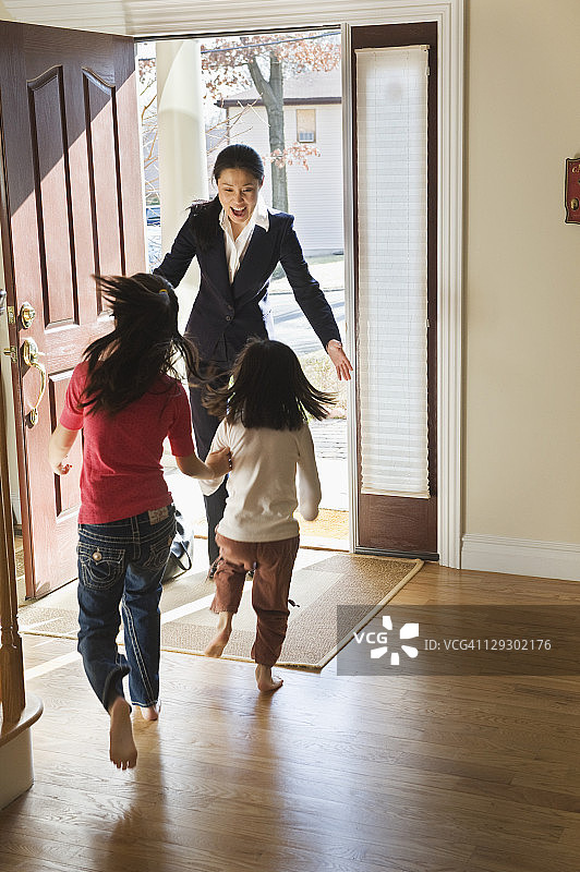 亚洲女孩在门口迎接母亲图片素材