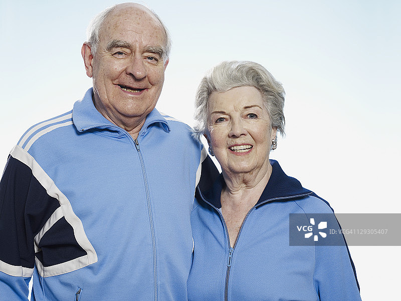 穿着运动装的年长的男人和女人对着镜头微笑图片素材