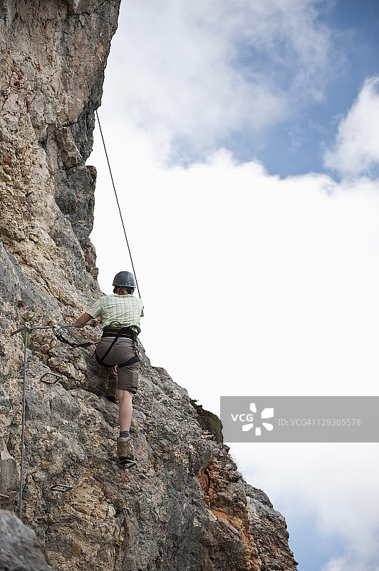 在奥地利蒂罗尔州韦特施泰因攀岩的人图片素材