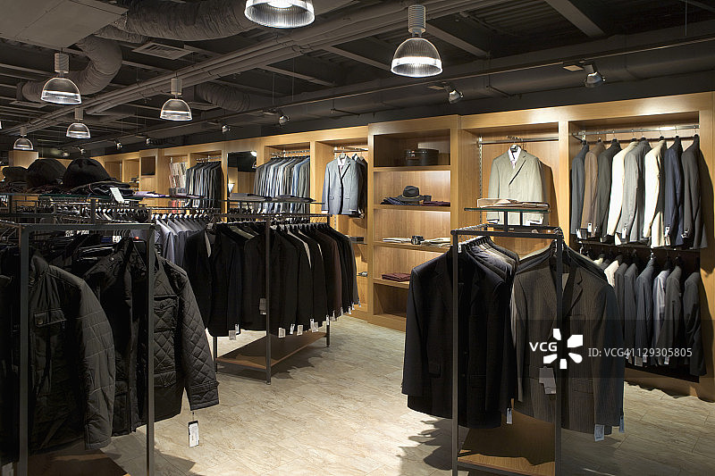 男装店里的成衣架图片素材