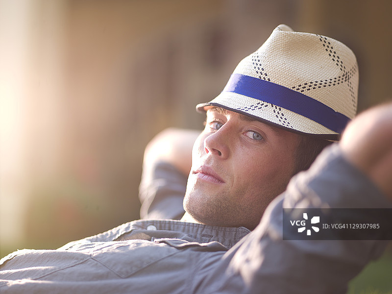 美国亚利桑那州斯科茨代尔休息中的年轻男人图片素材