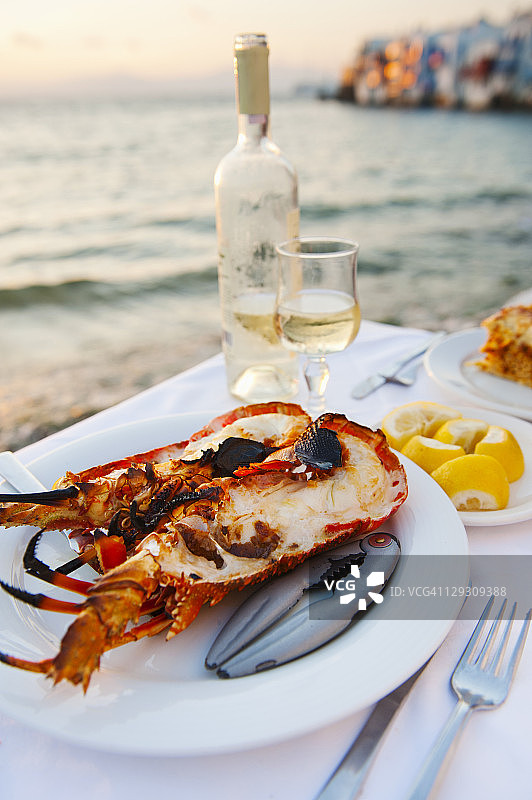 希腊米科诺斯岛：海岸边的龙虾晚餐图片素材