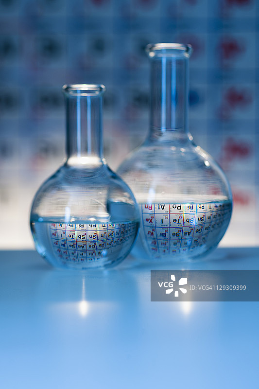 实验室中带有元素周期表的烧杯图片素材