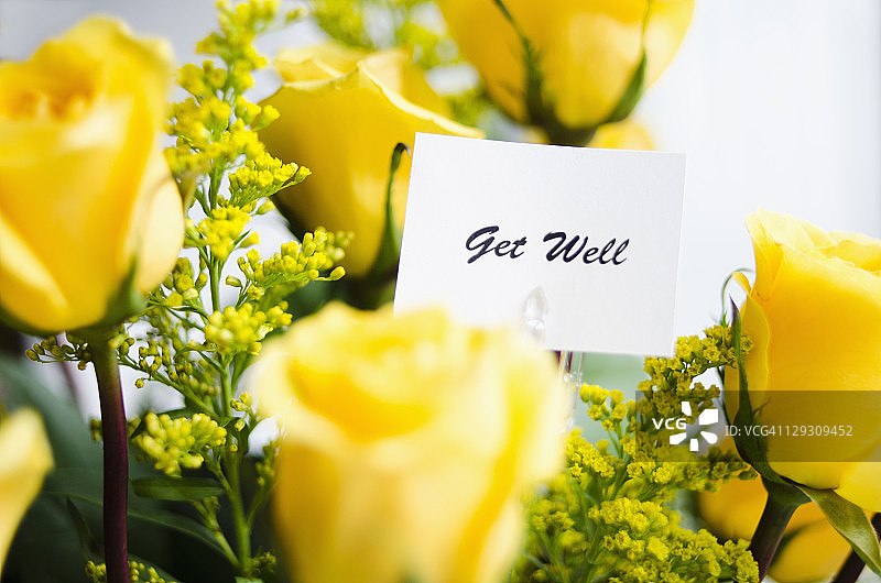 玫瑰花束上的慰问卡图片素材