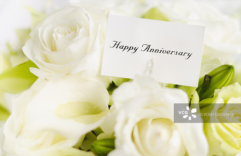 玫瑰花束上的周年纪念贺卡图片素材