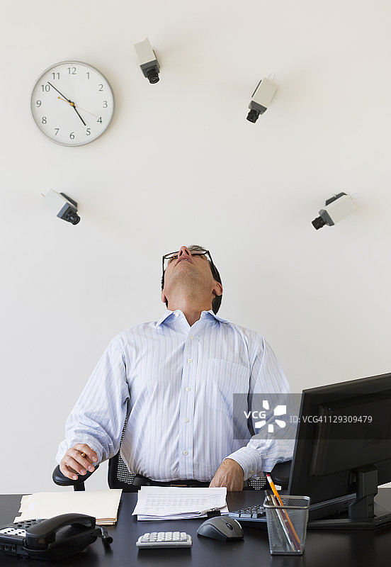 监控办公室职员的摄像头图片素材