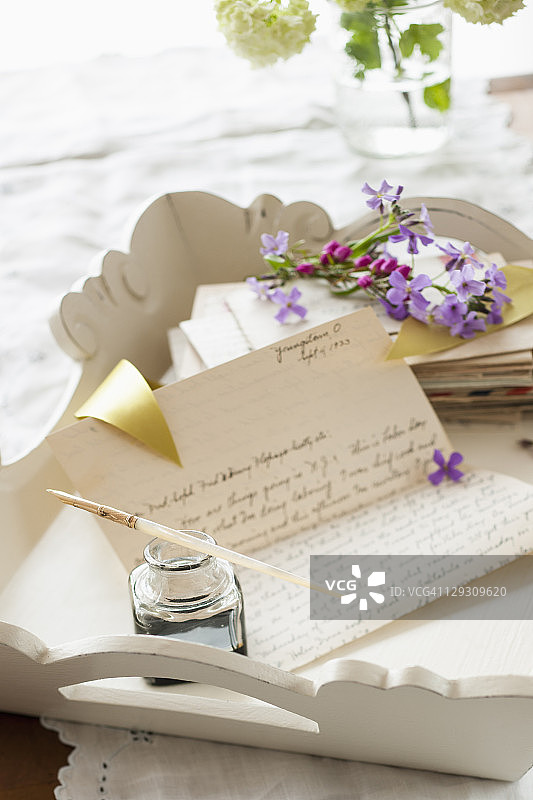 带有字母和花朵的羽毛笔图片素材