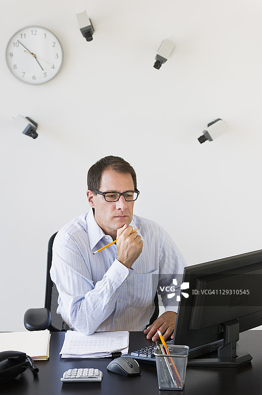 美国新泽西州泽西市，商务人士在监控摄像头下图片素材