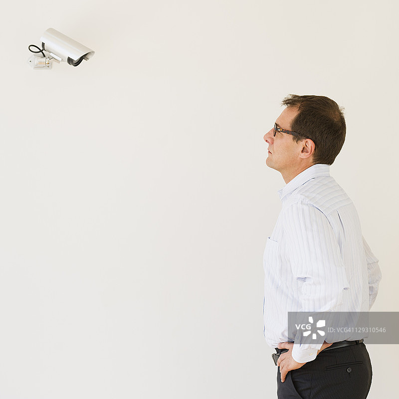 在监控摄像头下的商人图片素材