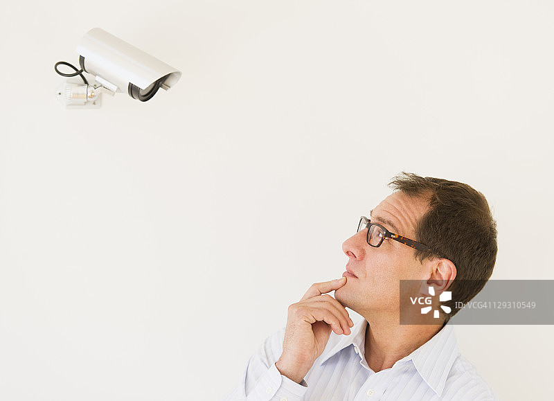 在监控摄像头下的商人图片素材