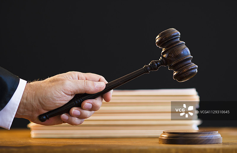法官拿着 gavel，特写图片素材