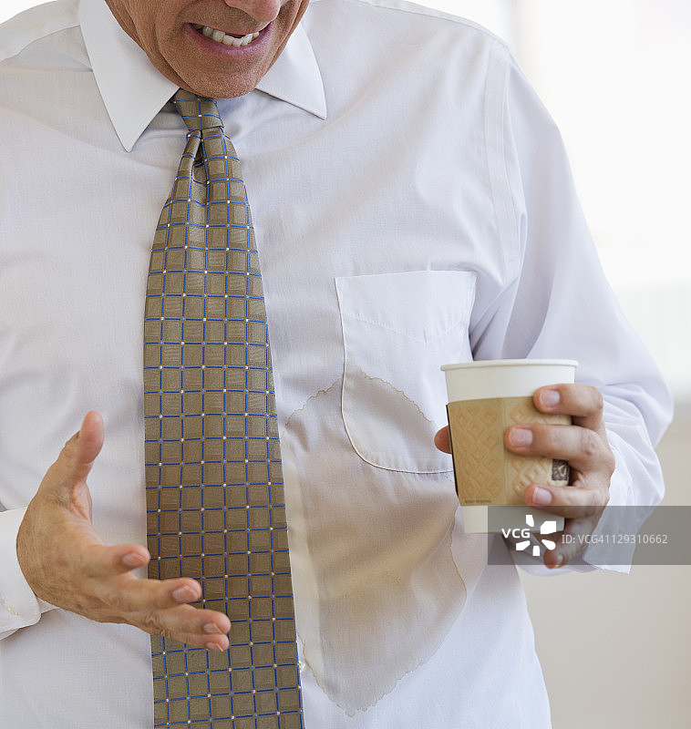 商人不小心将咖啡洒在衬衫上图片素材