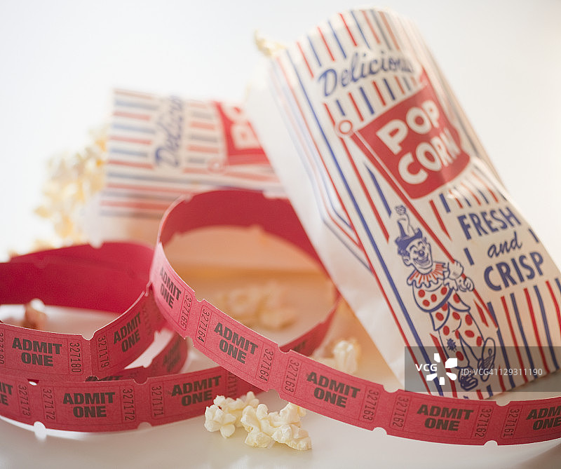 爆米花和电影票特写图片素材