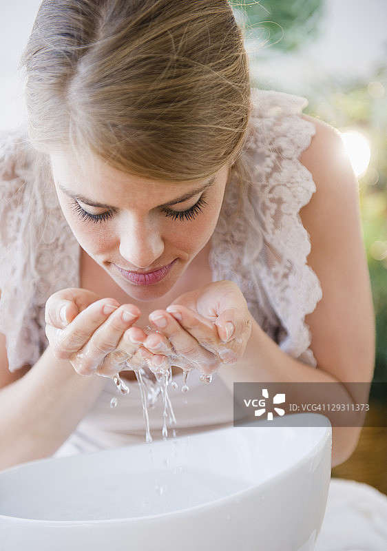美国新泽西州泽西市，女人用水洗脸图片素材