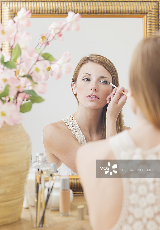 美国新泽西州泽西市，在镜子前的年轻女人图片素材