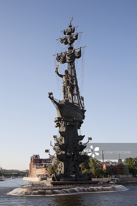 俄罗斯莫斯科莫斯科河上的彼得大帝纪念碑图片素材
