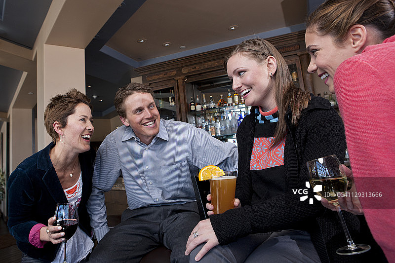 美国科罗拉多州特柳赖德酒吧滑雪后人群畅饮图片素材