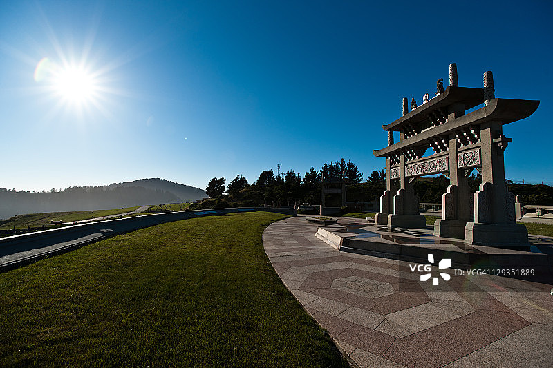 天空草坪纪念公园的白灵娟纪念碑图片素材