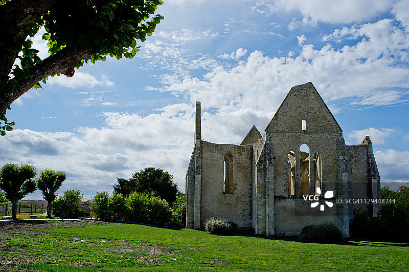 卢瓦雷省-耶夫尔勒沙泰尔-圣卢班教堂图片素材