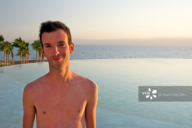 海边的赤膊男孩图片素材