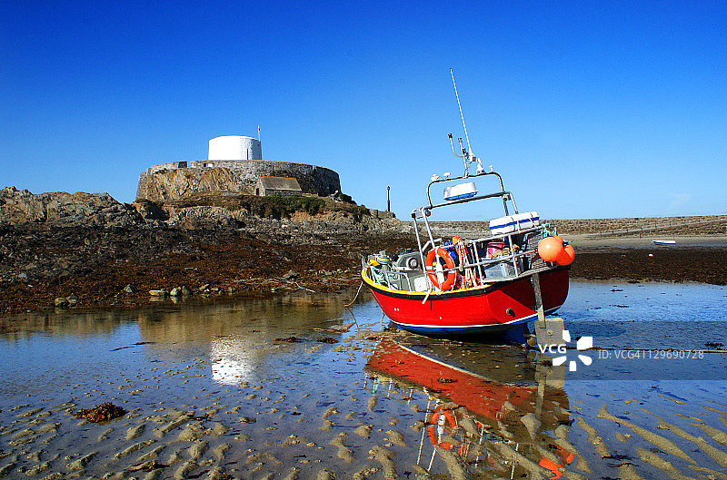 灰色堡垒与倒影渔船图片素材