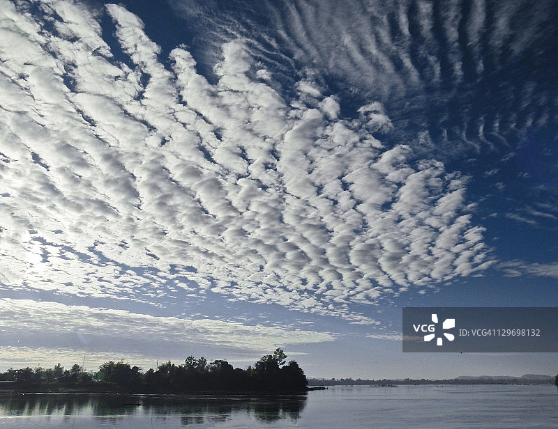 东孔岛的云层形成图片素材