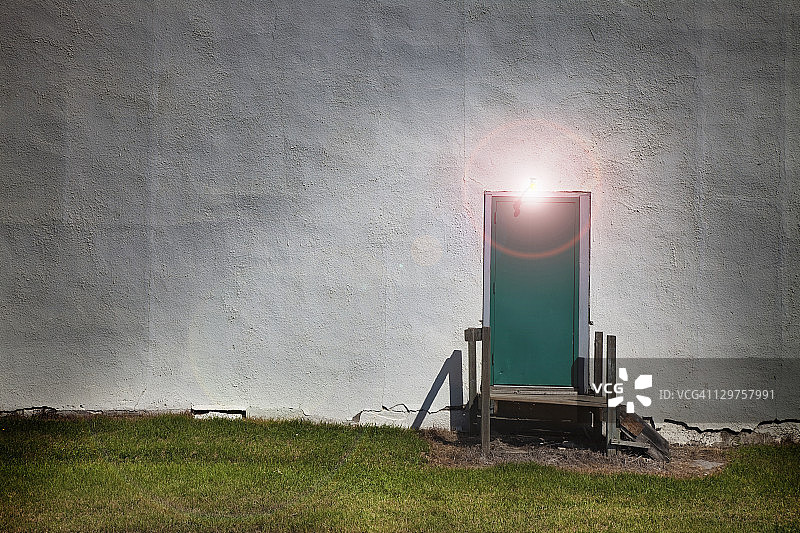 门上方的灯泡图片素材