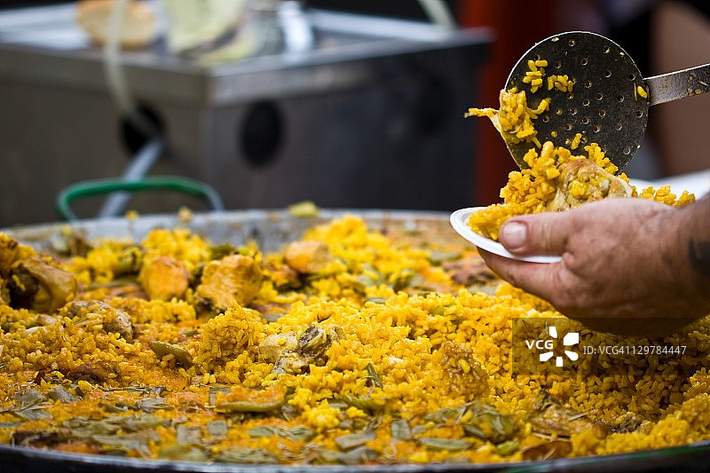 男子在小盘子里盛上手抓饭图片素材